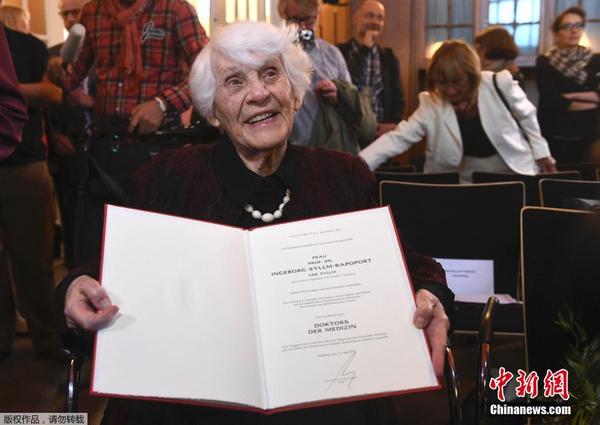 犹太医生因战争被拒考试 102岁终得学位证书|