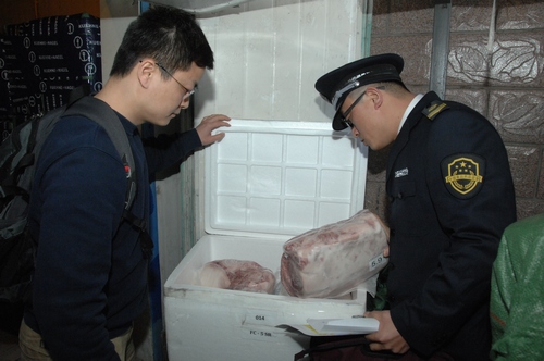 上海市公安局联合上海市食药监局现场查处疫区牛肉（周学敏摄）