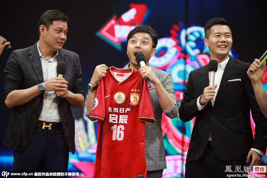 范志毅黄博文录制《天天向上》 新老国脚PK乒