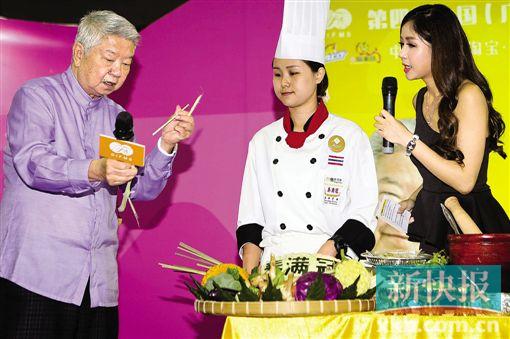 ■蔡澜为观众介绍如何优选食材。