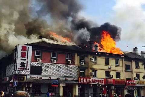 首都机场南生活区一住宅楼失火 无人员伤亡|大