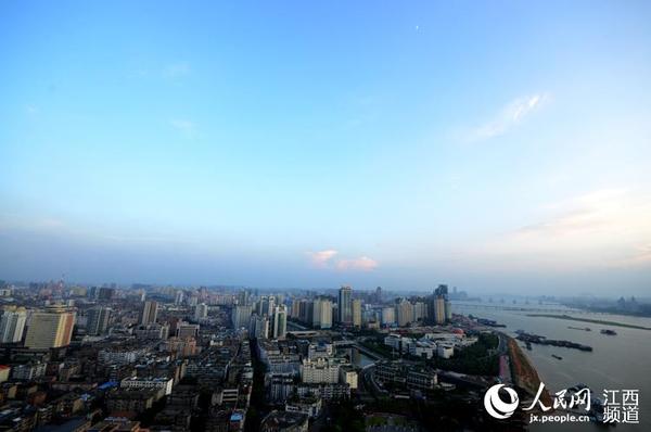 12日，南昌天气晴好，久违的蓝天白云让人们的心情豁然开朗。