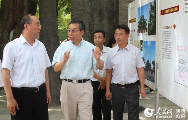 陕西省文物局局长赵荣（左一）、西安市文物局局长郑育林（左二）等省内相关领导现场参观并了解了《陕西省“十二五”文物保护成果图片展》