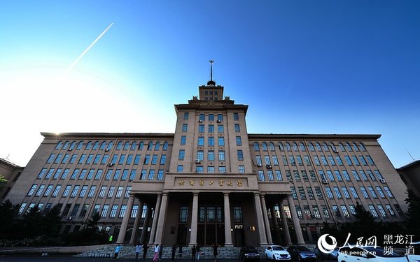 哈尔滨工业大学主楼。围城 摄