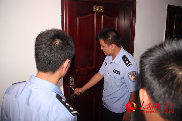 海口龙华警方深夜 扫黄 抓获多名 站街女 |民警