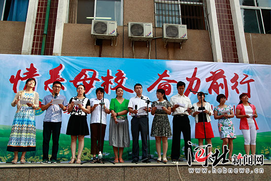 老师代表为学生送祝福。实习生董康摄