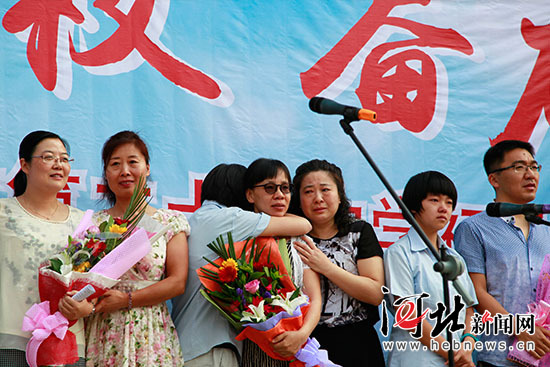 学生代表为老师鲜花。实习生董康摄