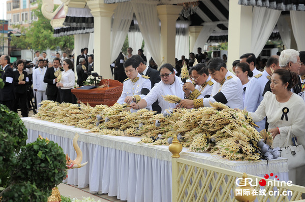 政府官员及各国使节献花哀悼