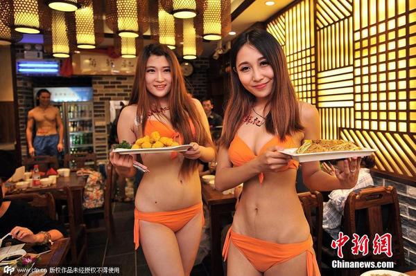图为6月19日,辽宁省沈阳市,位于铁西区兴工街一家粥店举办开业典礼,这是沈阳首家有比基尼美女入驻的餐厅。弥勒佛 摄 图片来源:CFP视觉中国