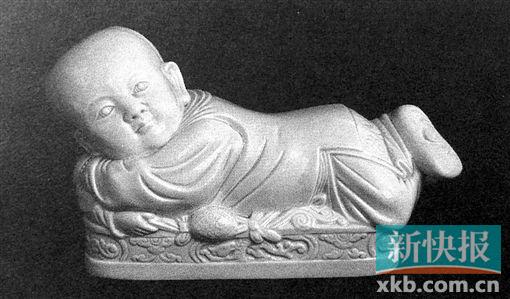 ■现代“曲阳仿定窑孩儿枕”目光呆板,局部转折比较突然,器物线条造型生硬,失去了宋代孩儿枕活泼生动的特点。