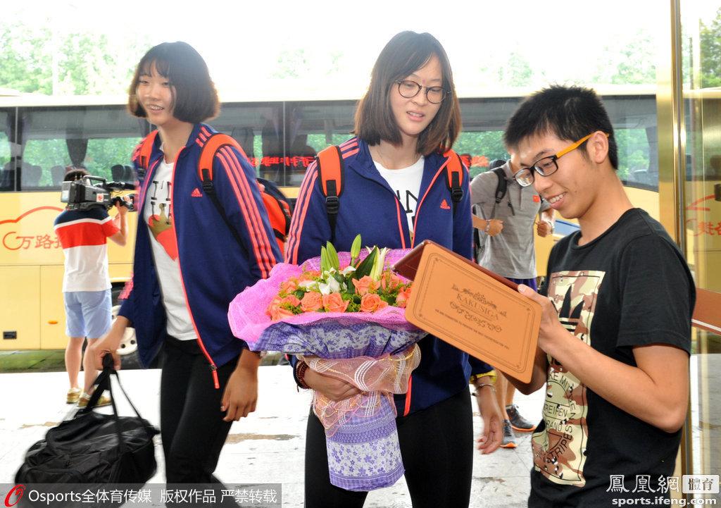 中国女排抵达北仑备战大奖赛 惠若琪被赠鲜花