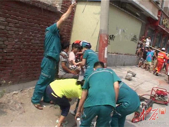 钢丝取出后，120急救医护人正在帮女孩打点滴