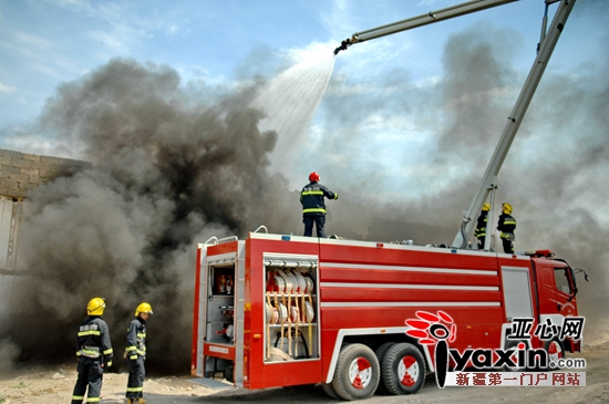 消防官兵正在扑灭火灾。