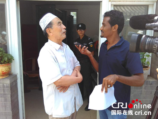 苏丹记者采访牛街清真寺寺管会委员　　