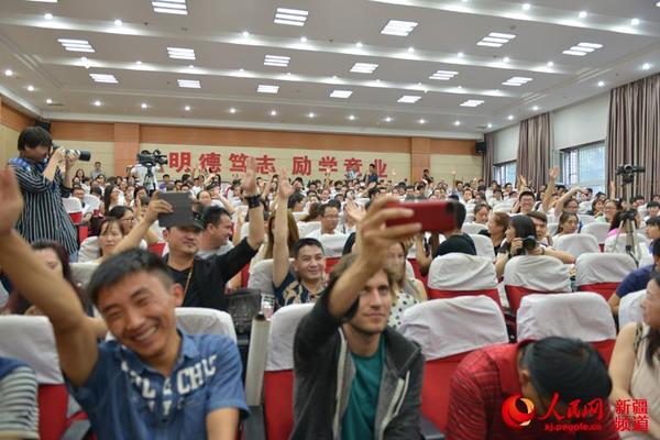 凯瑟琳&middot;哈德威克和粉丝们互动。实习生 王凤娇 摄
