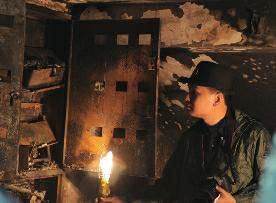 郑州小区火灾13死4伤 疑因底层电表箱着火|灭