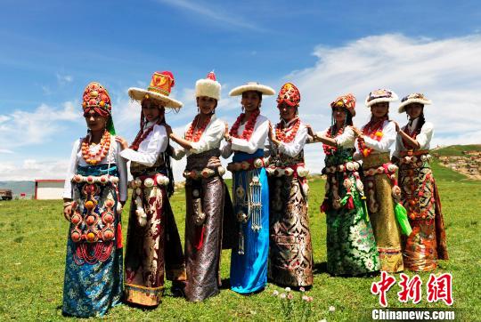 多姿多彩的阿坝县安多藏族服饰。　安源　摄