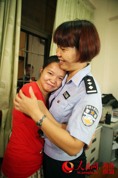 王燕青与符春桃相认后拥抱一起。