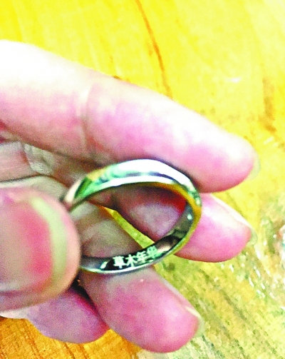 辅导员定制40枚戒指作毕业礼物|学生|校园