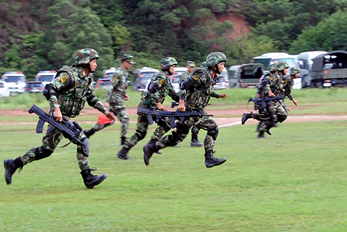 向射击地线进发 李杭 摄