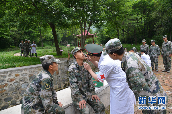 为边防官兵进行巡诊