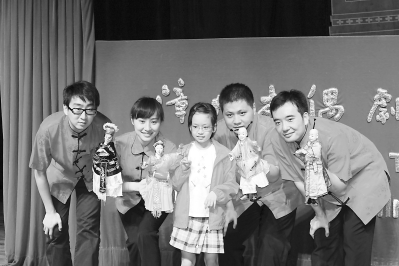 漳州木偶剧团在台湾受到孩子们欢迎。