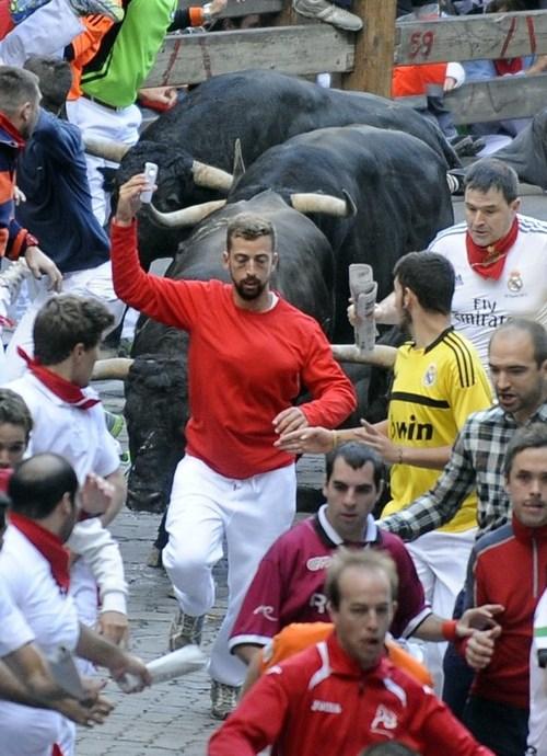 据说这哥们为了这张自拍被罚了4100美元（约合25445元人民币）。（图片来源：外媒）