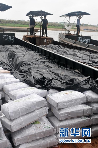 中越边境北仑河上，满载走私冻品的铁壳船被海关等部门查获（3月31日摄）。新华社发