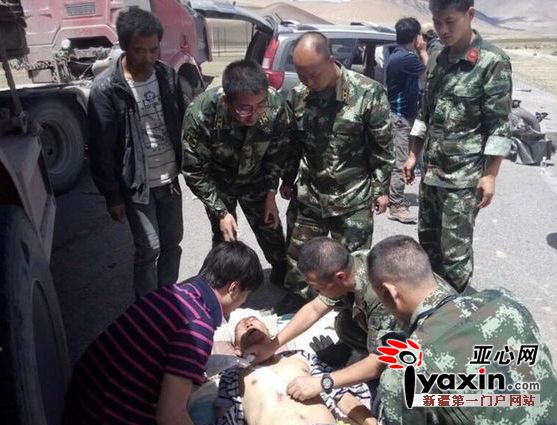 新疆公安边防总队官兵314国道路遇交通事故紧