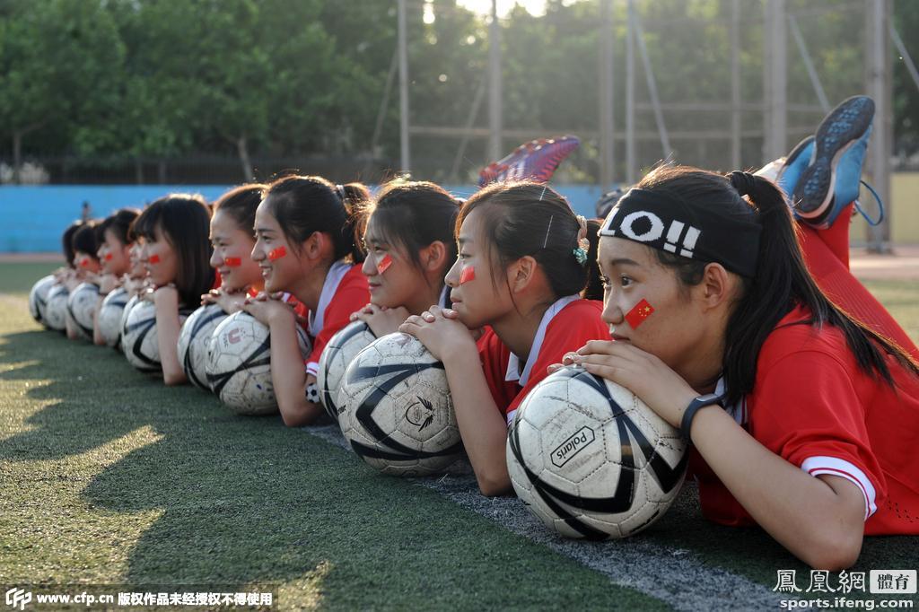 女大学生拍摄创意足球毕业照 力挺女足再创佳