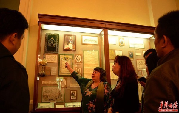 讲解员Vera女士给跨国红色之旅一行讲解喀山大学的校史。