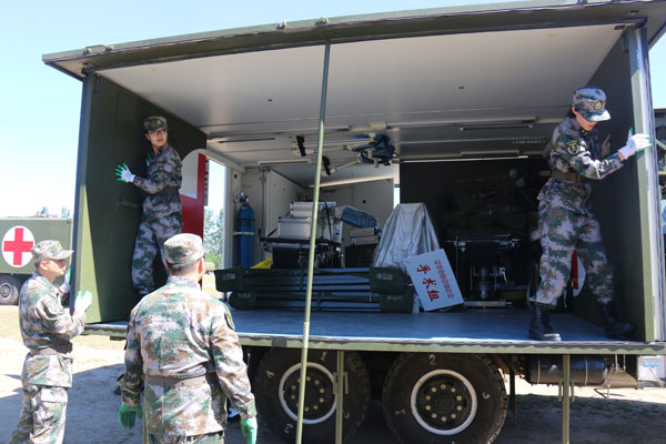 外科组展开手术车