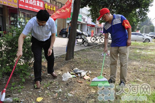 南阳卧龙万人入巷清理小广告 再掀双创新高潮