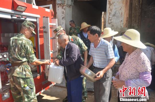 云南大理大旱蔓延 森警官兵紧急援助|旱情|受旱