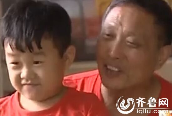 烟台的好心人李先生一家照顾于培华6年。（视频截图）