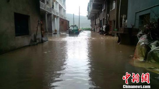 图为台州椒江一条马路被水淹没。