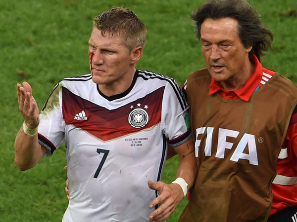 施魏因施泰格（左）在与阿根廷进行的巴西世界杯决赛中脸部受伤（新华社记者李尕摄）