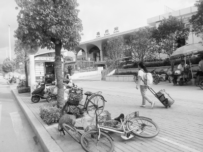 非机动车无处安身，只能停放在人行道上。9日摄于福州火车站北广场外人行道。