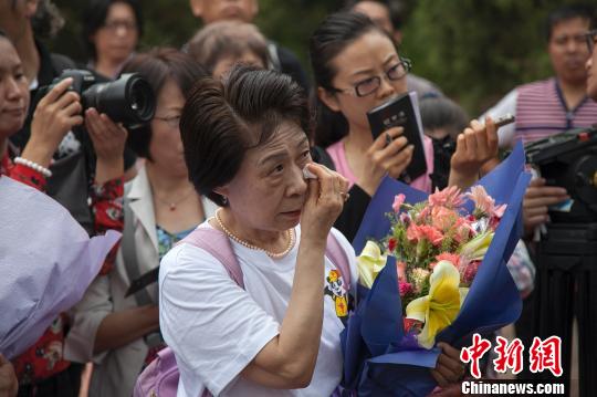 一名日本遗孤在祭扫活动中留下热泪于琨摄