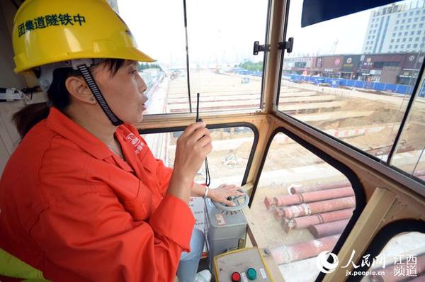 欧春燕，42岁，四川广元人，龙门架驾驶员。炎热的天气她不担心，强烈的紫外线才是她所担心的。时雨摄