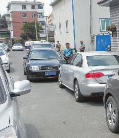 开车,别把心堵了!长春:<em>俩女</em>司机斗气困住<em>一</em>男
