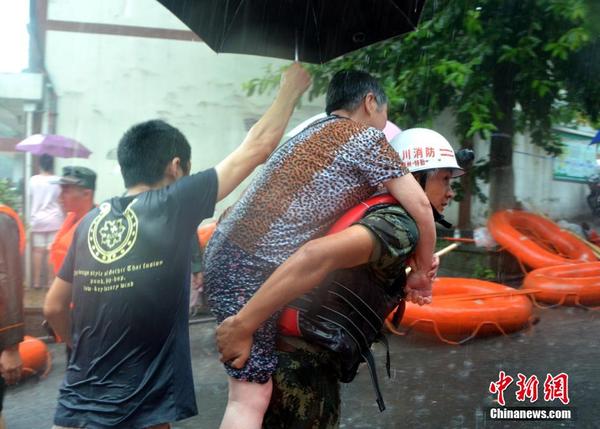 川泸州遭遇暴雨袭击 民房被淹民众转移|降雨|救