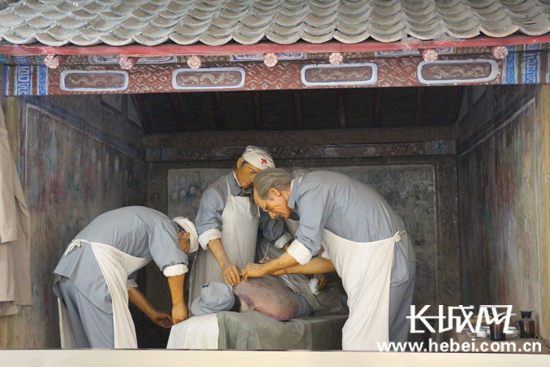 　　白求恩在孙家庄小庙救治伤员情景。长城网 吕晓红 摄