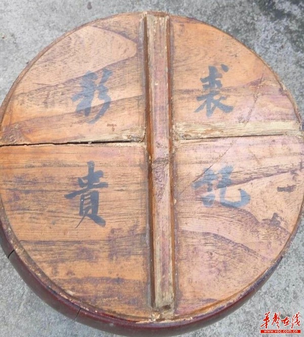 裘彩贵当年使用过的物品,至今仍被女儿裘爱卿保留着。