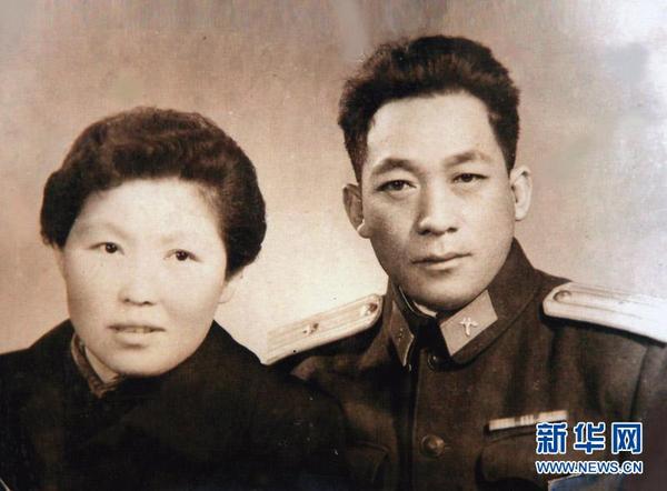 王明与妻子姜成岚合影（图片由王克成提供）