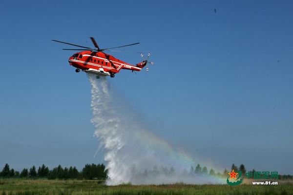 武警新款高原型森林灭火直升机洒水训练