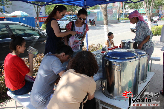 路边的酸奶摊位上人流络绎不绝。