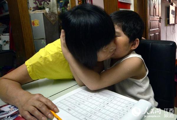 优优和赵月兰很亲密，每天都要亲赵月兰的脸。