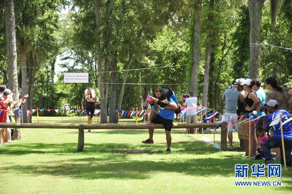 参赛选手正在跨越障碍。（新华网记者张永兴 摄）