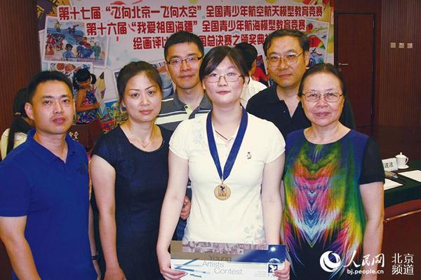 金牌获得者胡晓同学和颁奖嘉宾合影。